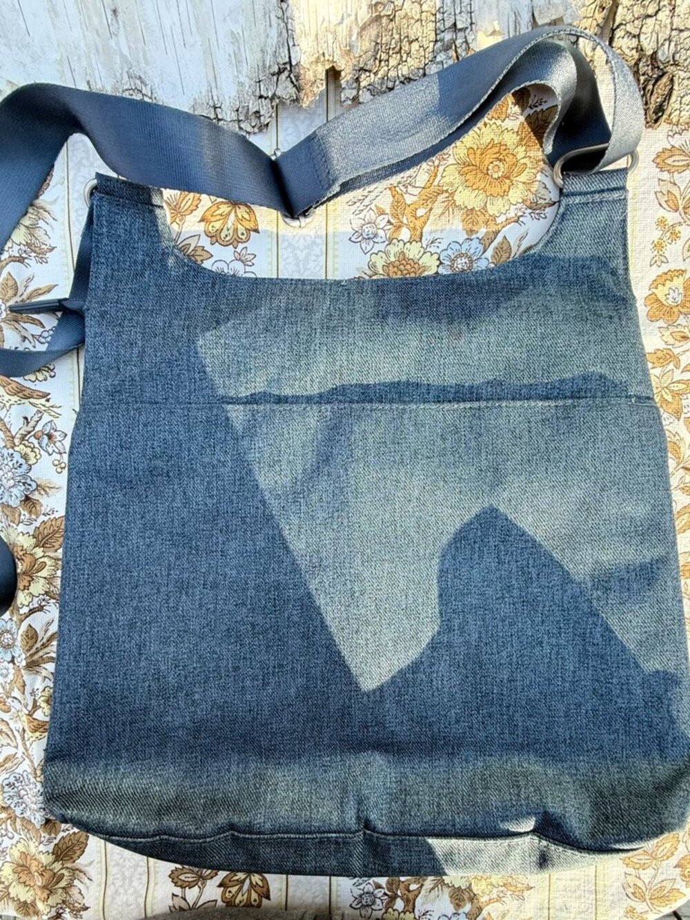 Baggallini Blue Denim Fabric Everywhere Crossbody Purse Bag Zips and Pockets EUC - Picture 2 of 10